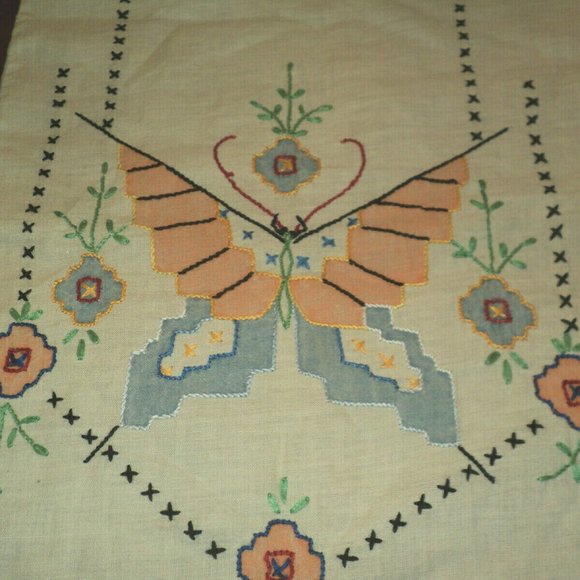 Vintage JBK #801 Hand-Embroidered Dresser Scarf Butterflies & Flowers 43" x 13" - Picture 4 of 9